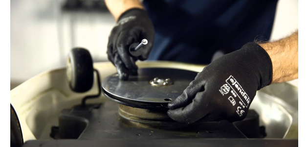 S&aring;dan v&aelig;lger og vedligeholder du knive til din robotpl&aelig;neklipper